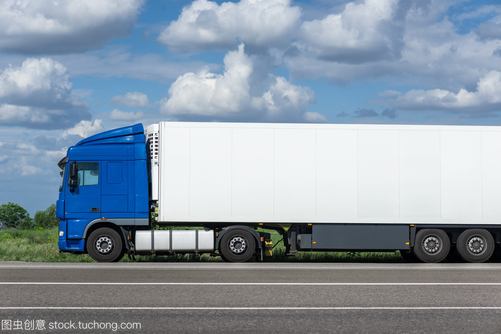 白色卡車 道路貨物運輸中的動脈與挑戰